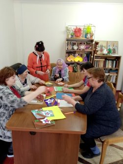 В Первомайском СРО создавали открытки для защитников: тепло души — в каждую работу