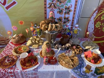 Жители Кашар встретили Масленицу творческими мастерскими и угощениями