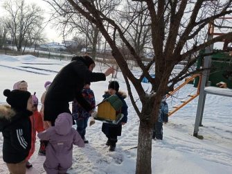 Покормите птиц зимой: малыши из «Утра» подали добрый пример