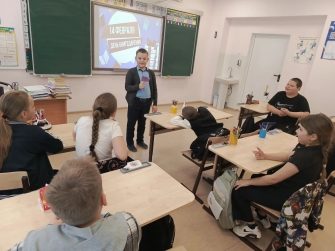 В Каменской школе отметили День книгодарения весёлой игрой