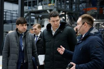Антон Алиханов оценил промышленный потенциал Дона и передал технику бойцам СВО