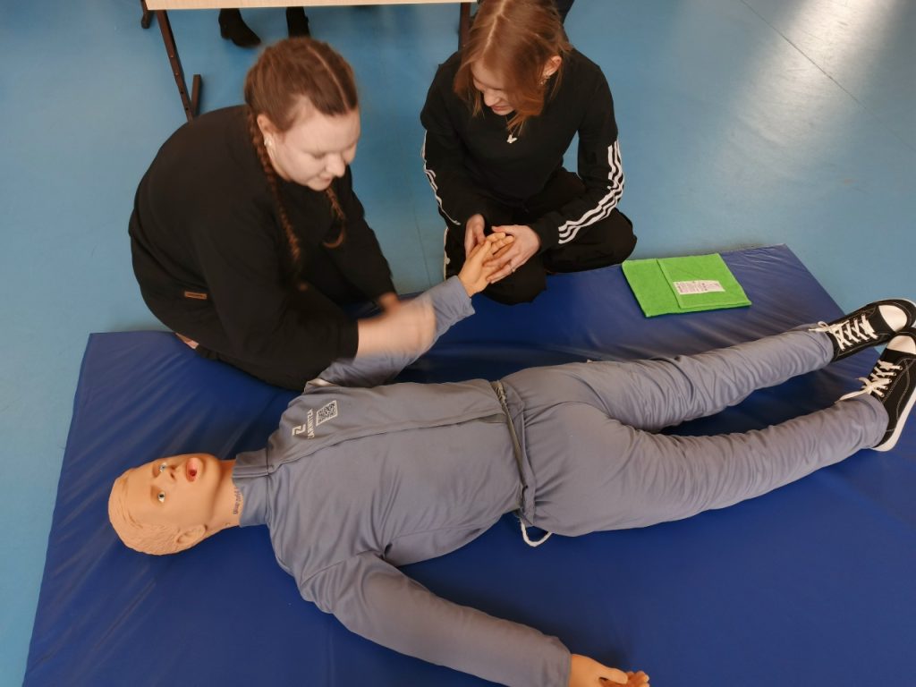 Каменские школьники погрузились в мир «Зарницы 2.0»: первые шаги к большой игре