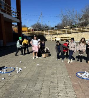 Для юных жителей села Каменка прошел игровой час «Мир подвижных игр»