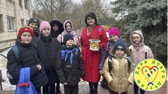 Юные волонтёры из отряда «Друг» поздравили главу Верхнемакеевского поселения