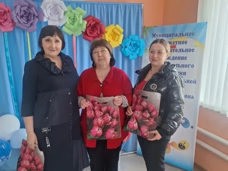 Профсоюз работников образования поздравил женщин Кашарского района с 8 Марта