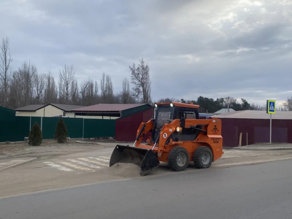 В Кашарах вышел «малыш» на уборку песка, но без лопаты всё равно не обойтись
