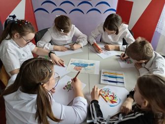 Юные сариновцы прикоснулись к искусству Севастополя: в школе прошёл мастер-класс по народной росписи