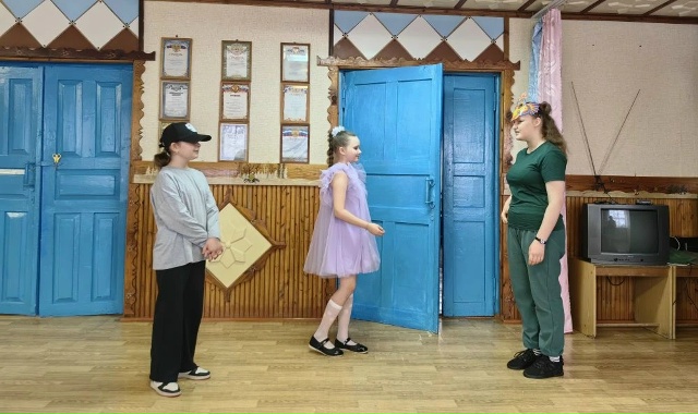 Талловеровские «Орлята» подарили дошколятам театральную сказку