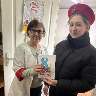 Россошанские волонтёры поздравили женщин-медиков с 8 Марта