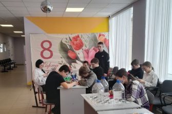 Каменские «Мечтатели» дали вторую жизнь пластику: кормушки и вазы из бутылок покорили школу