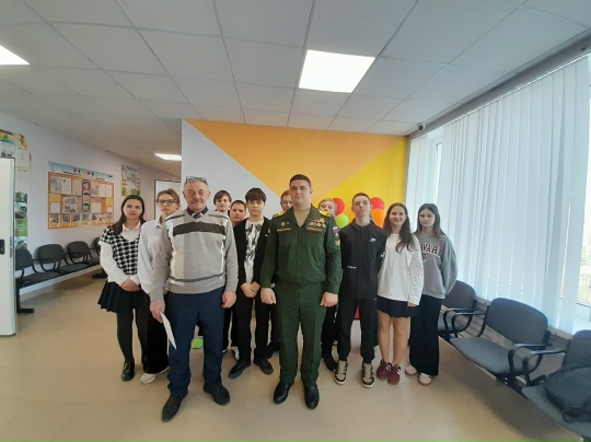 Ученики Каменской школы встретились с курсантом ТВВИКУ — участником СВО