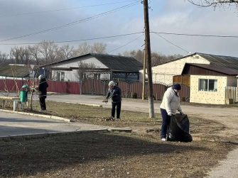 Весенний субботник объединил работников культуры и жителей Каменки