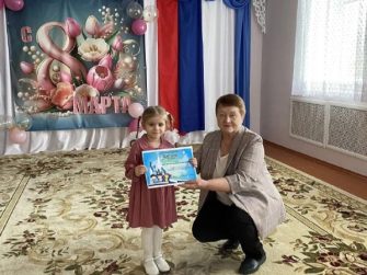 В Индустриальной библиотеке поздравили юных победительниц творческих конкурсов