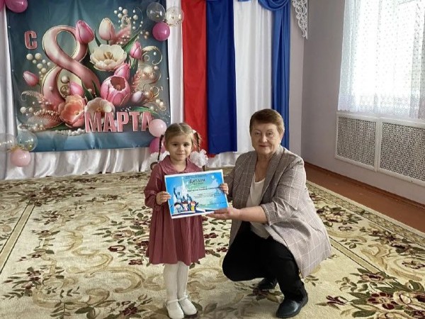 В Индустриальной библиотеке поздравили юных победительниц творческих конкурсов