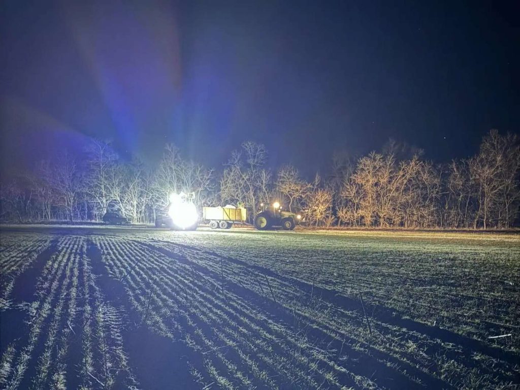 В ОАО «Заря» ГК «Светлый» под покровом ночи подкармливают озимые