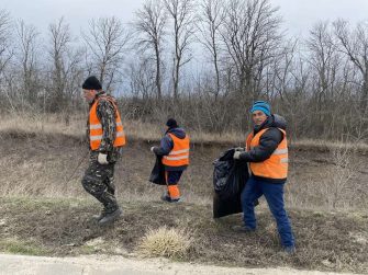 Дорожные рабочие Кашарского ДРСУ наводят порядок на трассе Миллерово – Вешенская