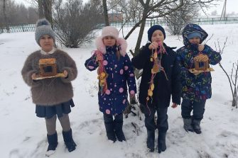 Пономарёвские школьники открыли «птичьи столовые»: кормушки из фруктов и хлеба появились в школьном саду