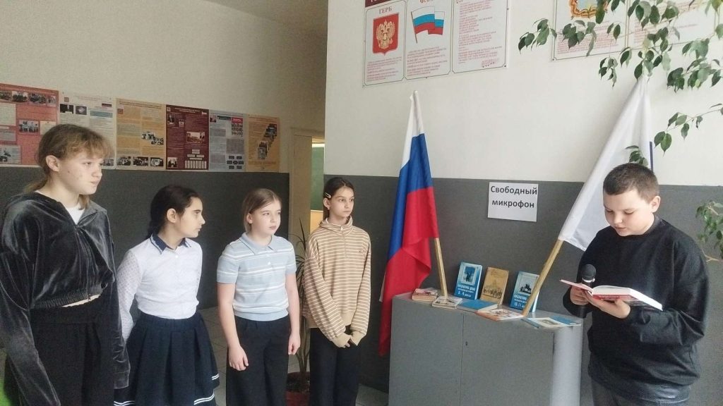 В Поповской школе юные чтецы взяли «Свободный микрофон» в преддверии Всемирного дня поэзии