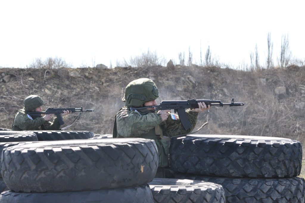 Контрактники на полигонах ЮВО отрабатывают штурмовые действия в условиях, приближенных к реальным
