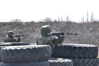 Контрактники на полигонах ЮВО отрабатывают штурмовые действия в условиях, приближенных к реальным