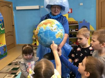 В Индустриальном дошколята отправились в путешествие «Вдоль реки» вместе с библиотекарем-Капелькой