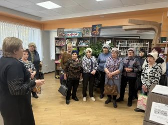 Получатели соцуслуг из Фомино-Свечниковского поселения посетили библиотеку