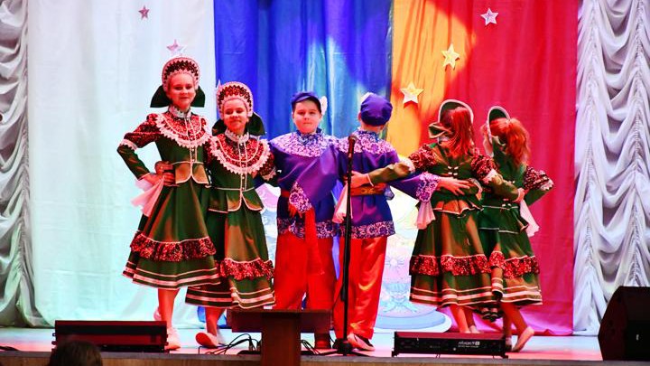 В Верхнемакеевке в Год единства народов России прошёл праздничный концерт
