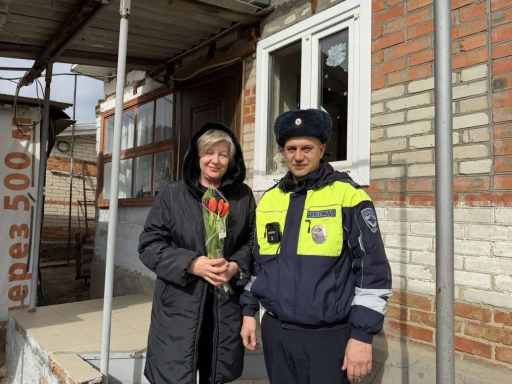 В Кашарском районе сотрудники Госавтоинспекции навестили семьи погибших коллег и поздравили автоледи