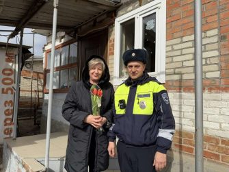 В Кашарском районе сотрудники Госавтоинспекции навестили семьи погибших коллег и поздравили автоледи