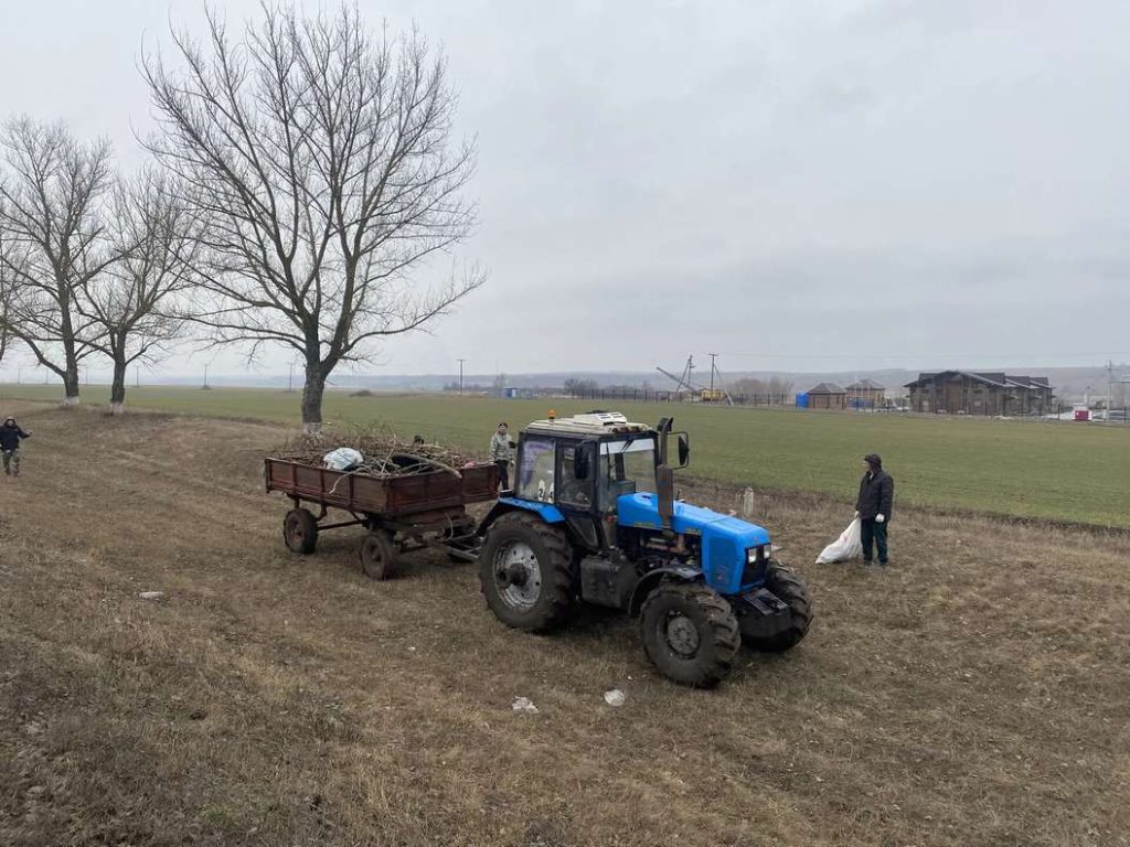 Аграрии «Светлого» вышли на субботник