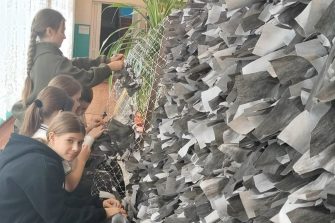 В Кашарской школе сплели маскировочную сеть и написали письма бойцам