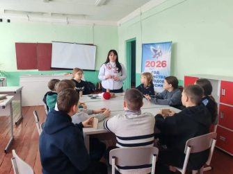 В Год единства народов России: школьники создали славянских кукол-оберегов под руководством Яны Чеботаревой