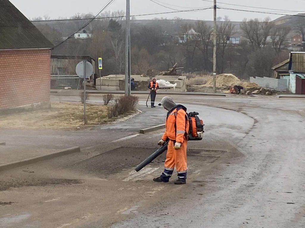 Ростовские дорожники латают дороги в Каменке