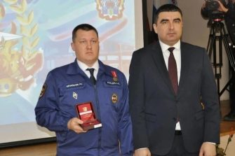Начальник пожарной части из Первомайского получил награду к юбилею службы и своему дню рождения