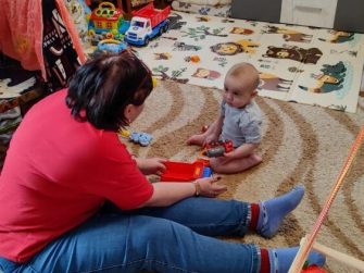 Малыш Тихон подружился с социальной няней за первую неделю работы в Верхнемакеевке