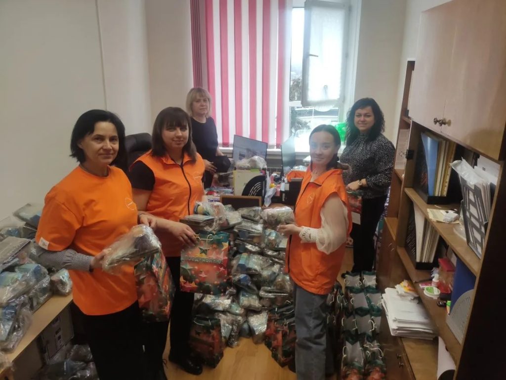 Более 300 подарков получат женщины и девочки из семей участников СВО в Кашарском районе