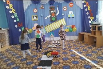 Маленькие регулировщицы из Киевского детского сада покоряют фестиваль «Весёлый светофор»