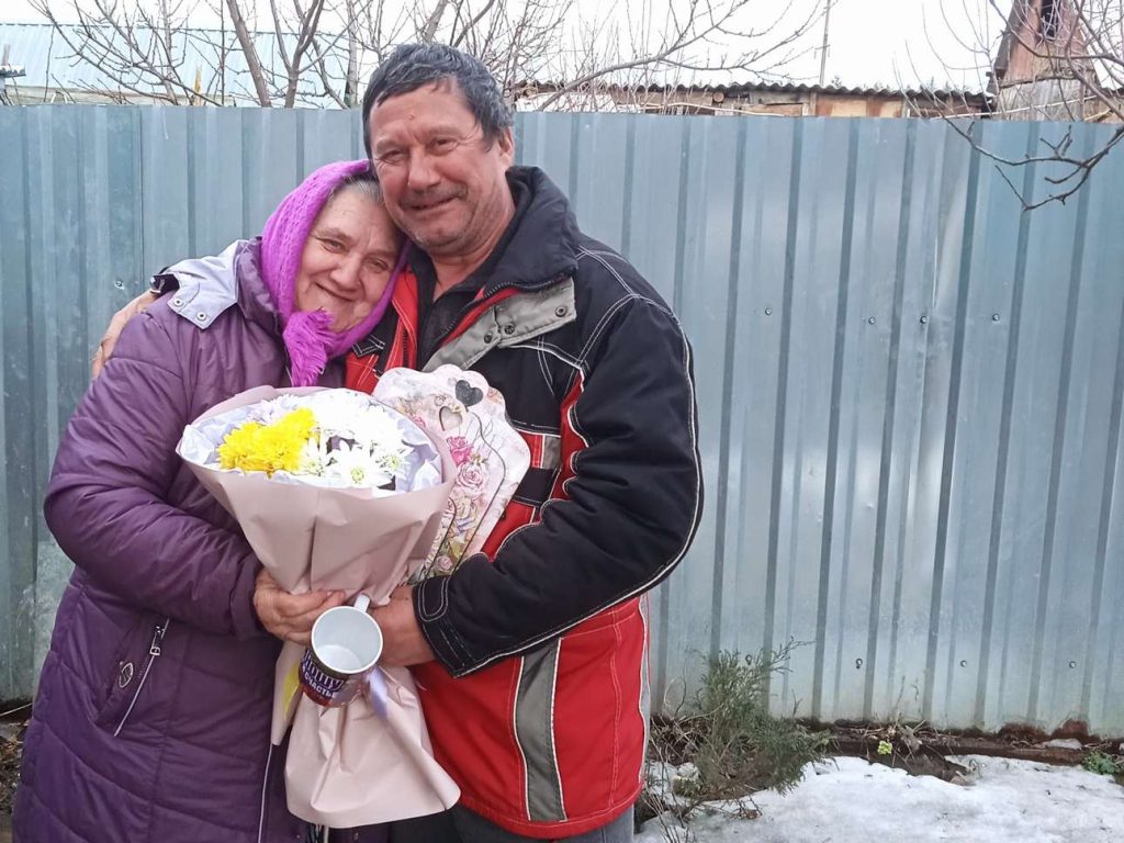 Соцработник поздравил с днём рождения ветерана труда в Кашарском районе