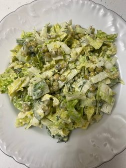 Легкий весенний салат из пекинской капусты, огурцов и зеленого горошка