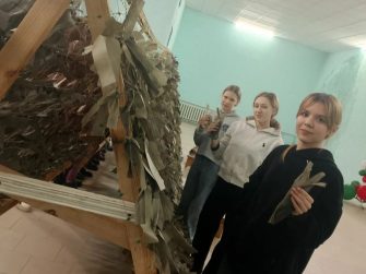 Россошанские юные патриоты плетут маскировочные сети для бойцов