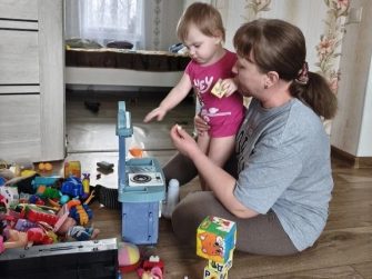 Социальная няня в Семёновке Инна Якименко находит подход к маленькой Ангелине