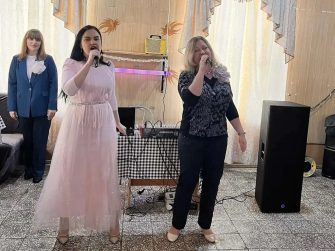 Вокальная группа РДК поздравила женский коллектив ООО «Индустриальное»