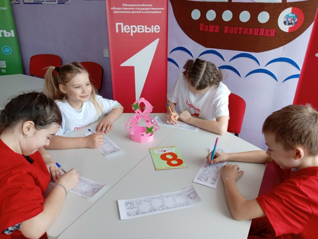 Ученики Сариновской школы сделали подарки своим мамам