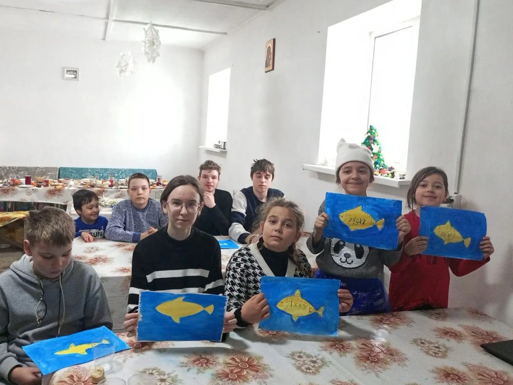 В воскресной школе Первомайского готовятся к Пасхе: дети рисуют древний символ христианства