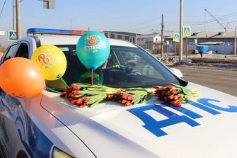 Госавтоинспекция Кашарского района поздравила автоледи с 8 Марта