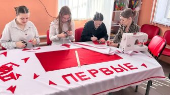 Активисты ЦВР сшили скатерть как символ своего отделения Движения Первых