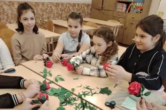 Кашарские школьники из «Волшебной кисти» создали подарки для мам своими руками