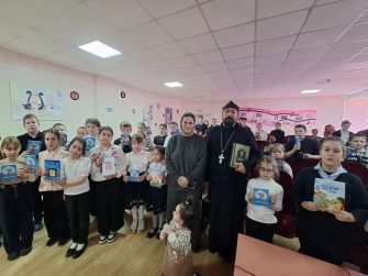 Отец Иоанн Агаев обсудил с детьми важность чтения духовной литературы