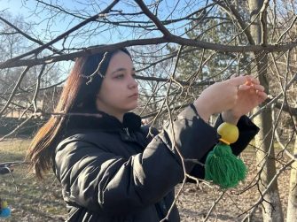 Воспитанники СРЦ подарили праздник птицам и жителям Верхнемакеевского поселения