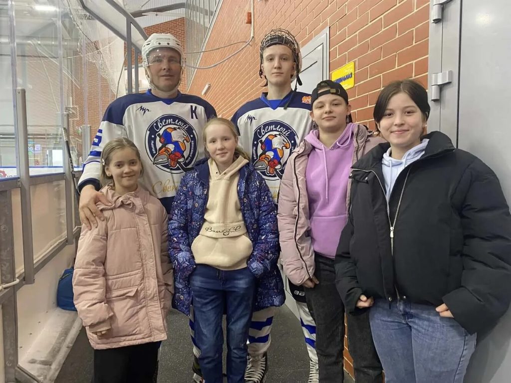 Победа хоккеистов «Светлого» завершилась благотворительным жестом в Каменке